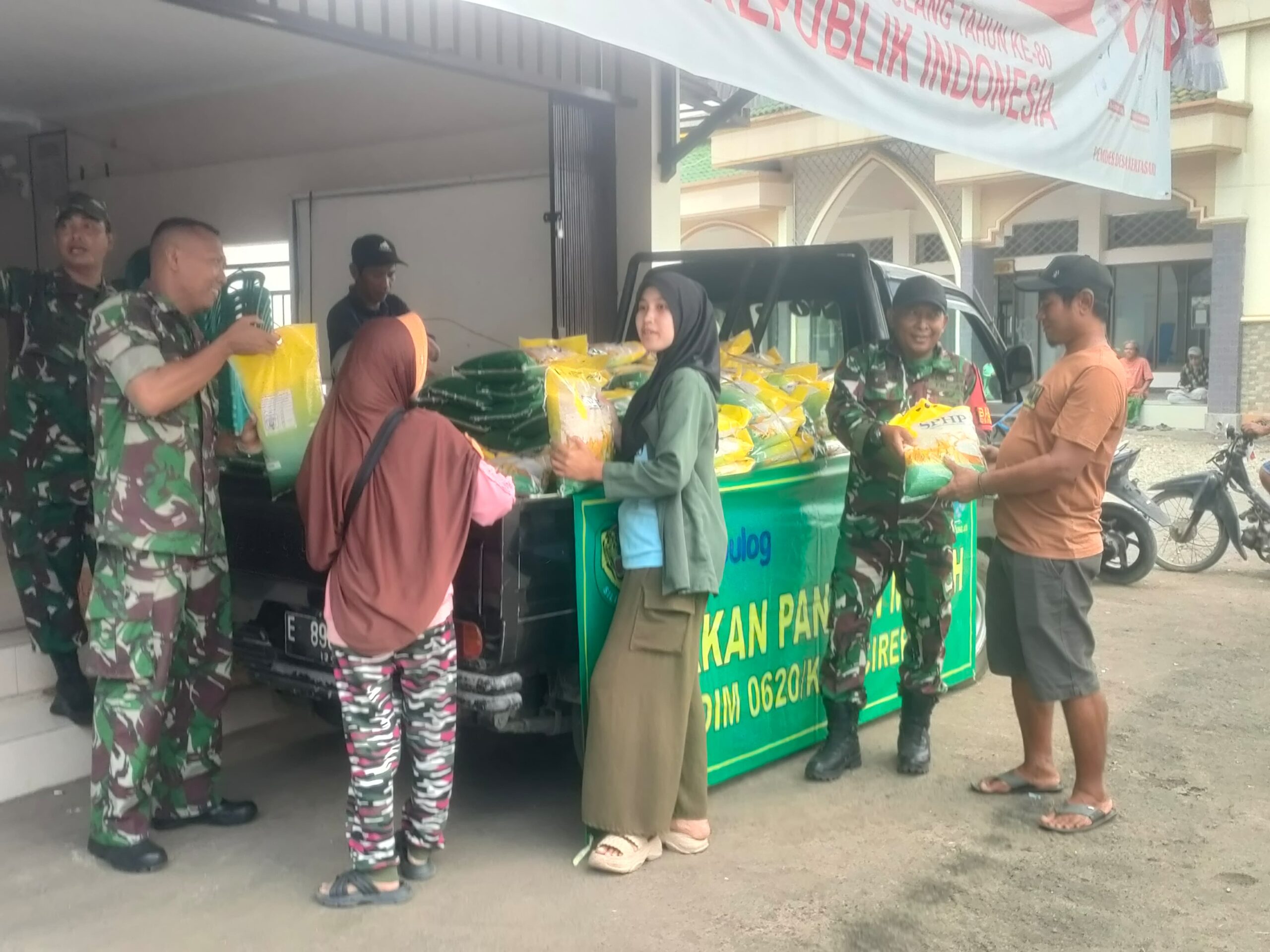 KODIM 0620/CIREBON – KORAMIL 0620-14/WERUBabinsa Desa Kertasari Dukung Penjualan Beras SPHP Bulog di Kantor Desa
