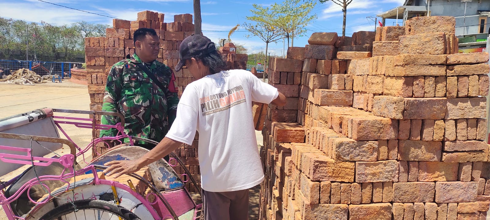 Babinsa Panjunan Monitor Droping Batu Bata Program Rutilahu 2025