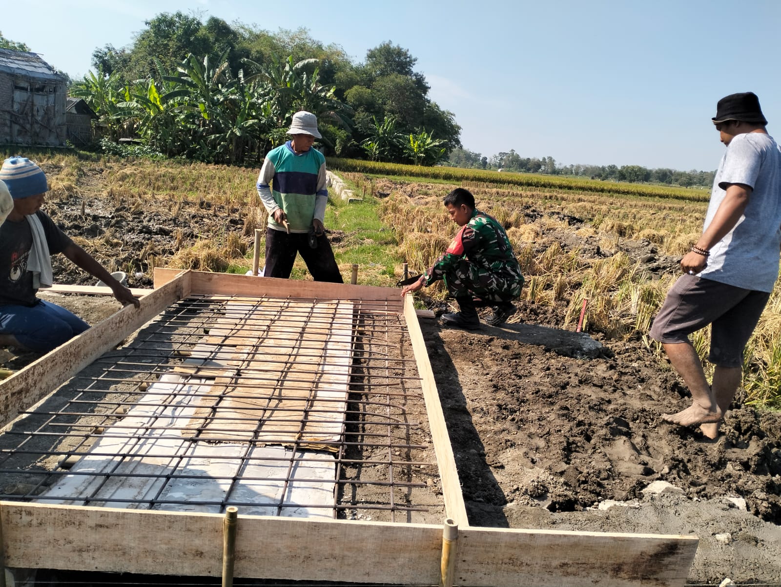 Koramil 0620-17/Ciwaringin Gelar Karyabakti Pembuatan Jembatan di Blok Pilang Dongkal