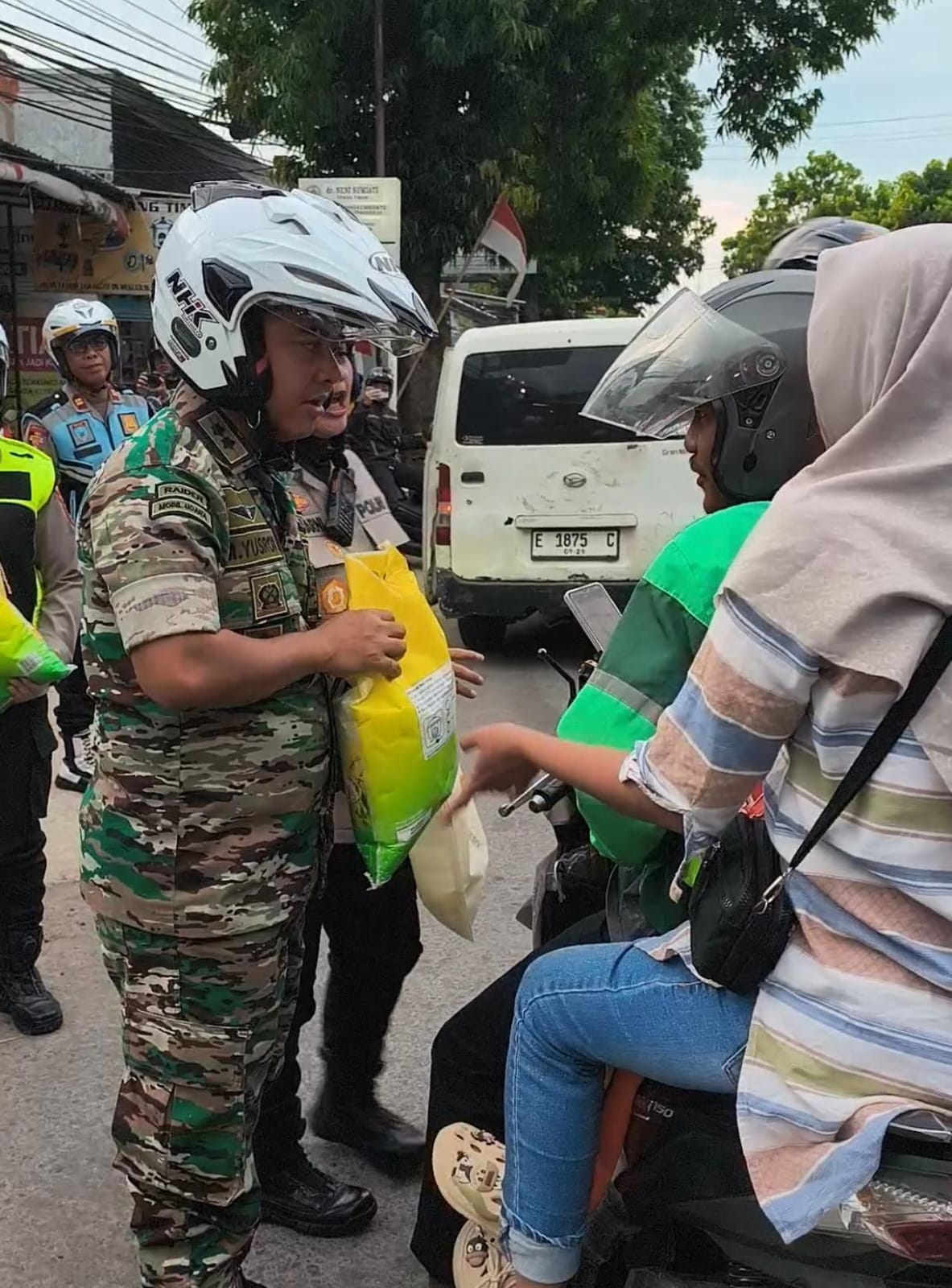 Sinergitas TNI-Polri dan Pemda Kabupaten Cirebon, Gelar Patroli Gabungan dan Bakti Sosial Kepada Masyarakat