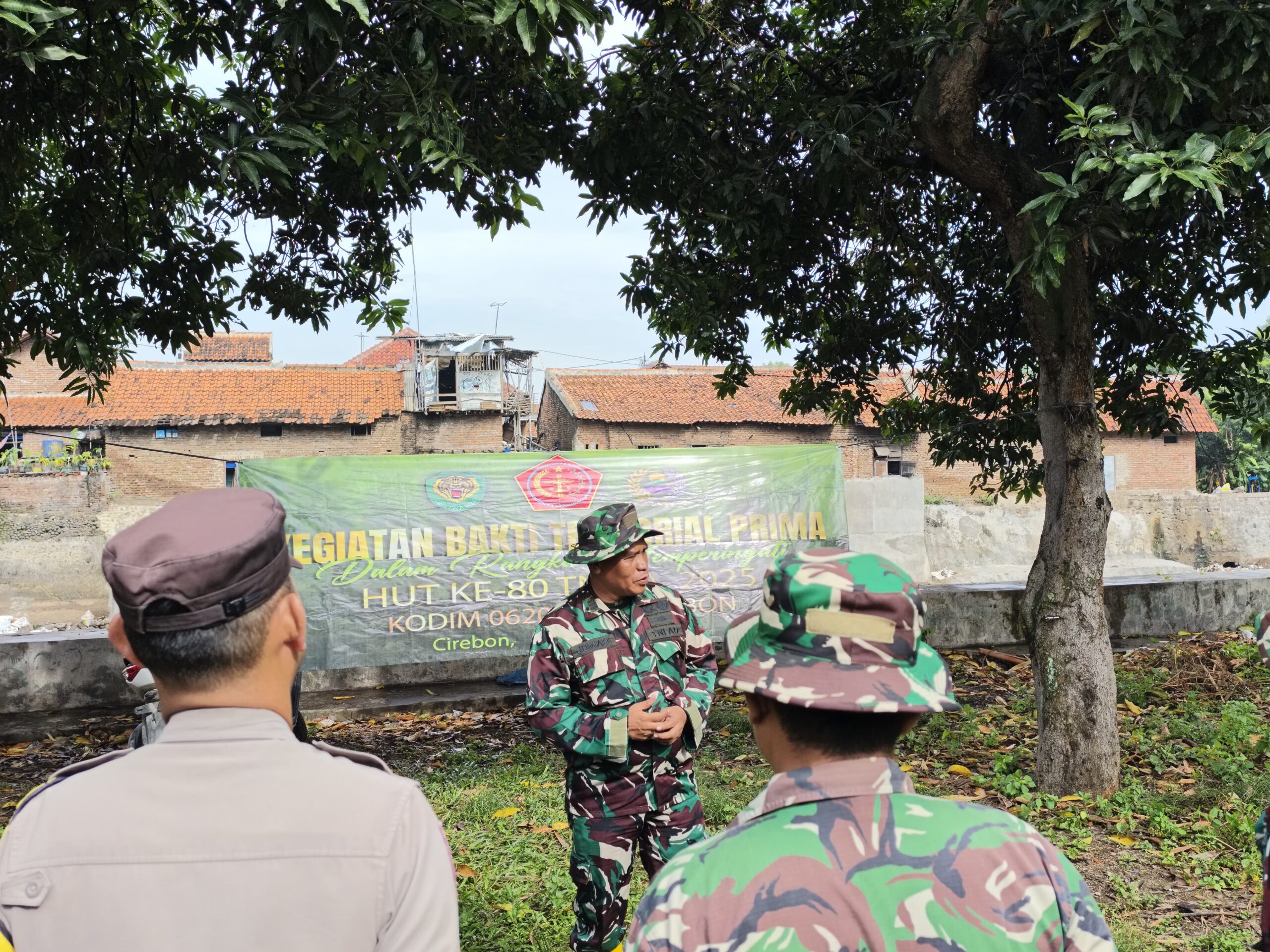 Kodim 0620/Kab. Cirebon Gelar Bakti Teritorial Pembersihan Sungai di Desa Battembat dalam Rangka HUT TNI ke-80